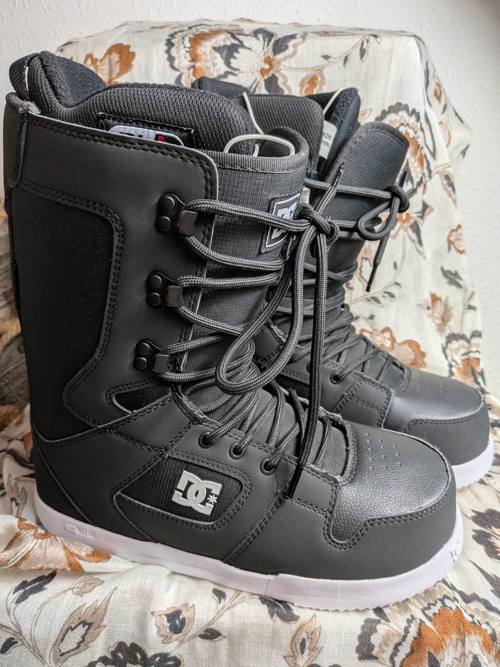 DC Men's Black Snowboard Boots with White Soles